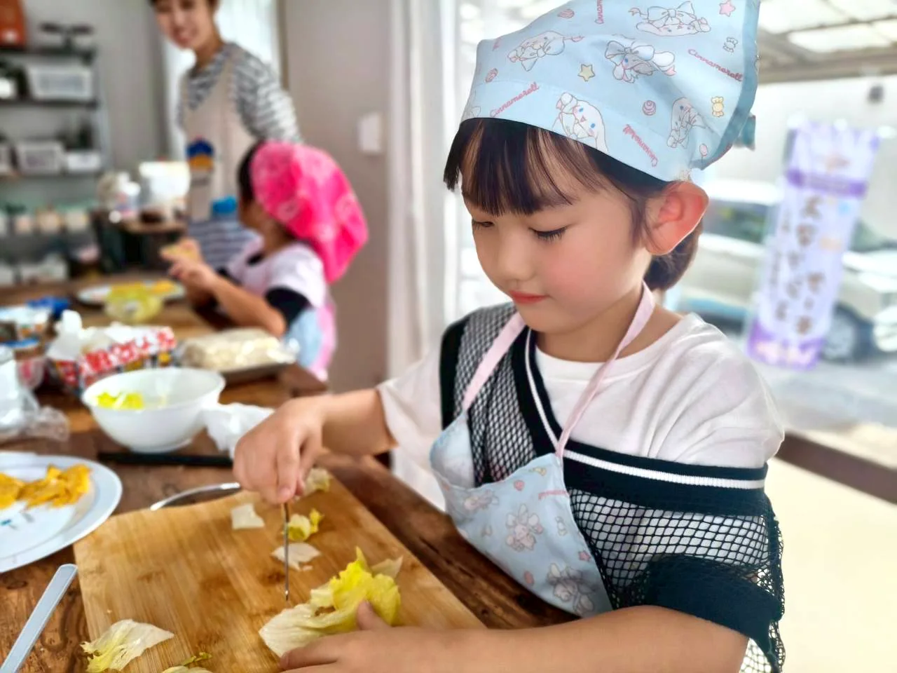 子どもが包丁を使って料理に取り組む様子